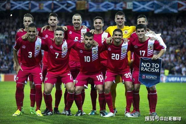 维尼修斯庆祝当选年度最佳球员 把World拼成word